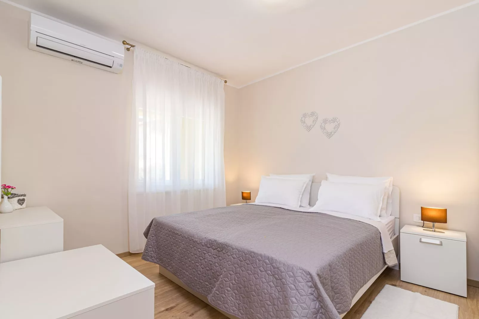Laurus - Modern, Elegant Apartment (Rosemary)-Bedroom