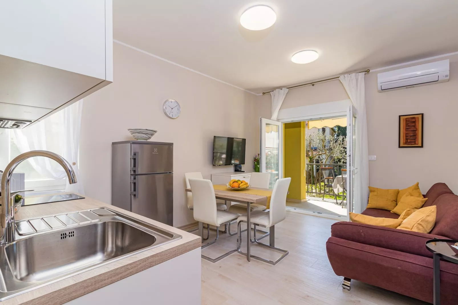 Laurus - Modern, Elegant Apartment (Rosemary)-Living room