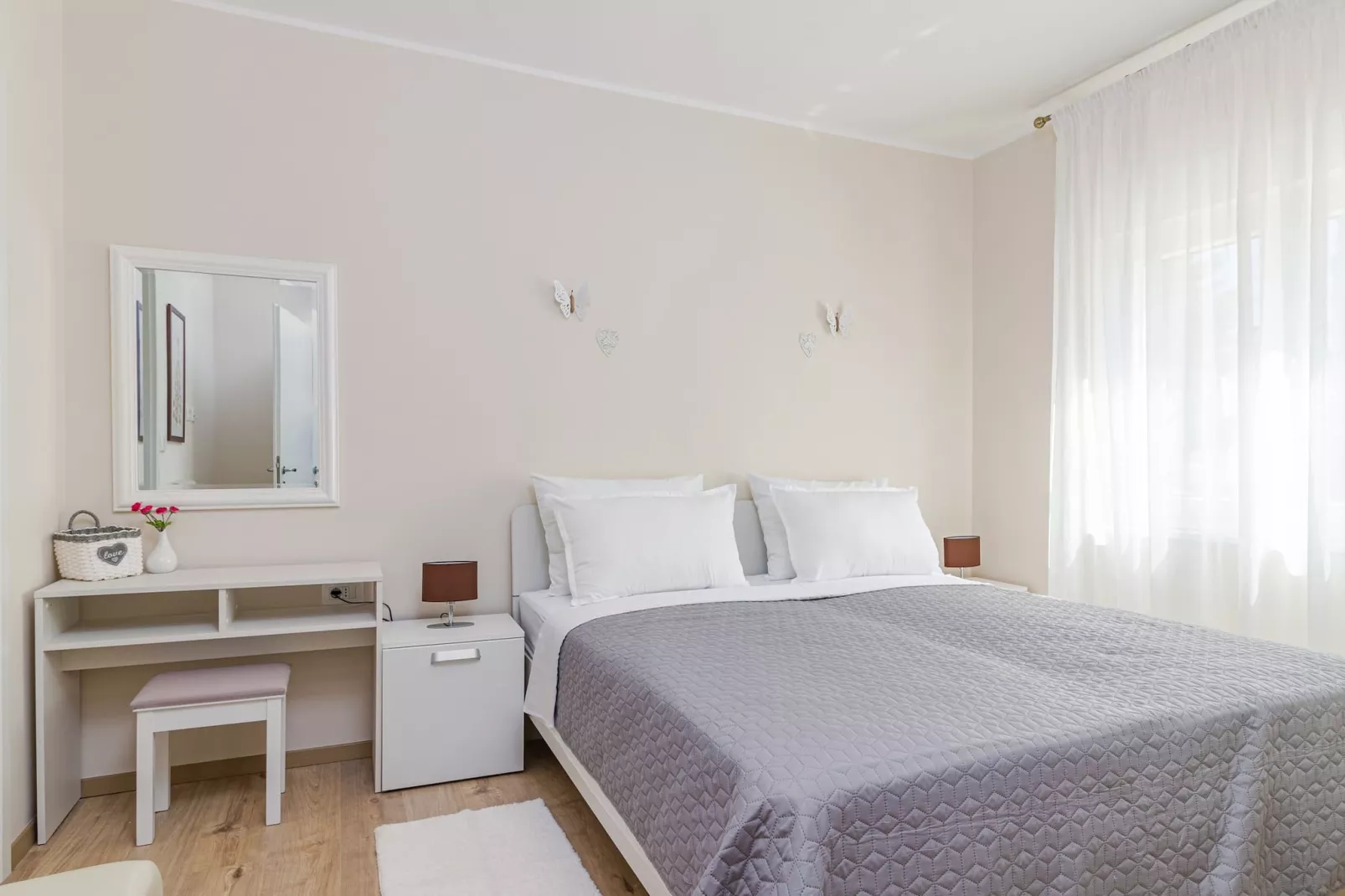 Laurus - Modern, Elegant Apartment (Rosemary)-Bedroom