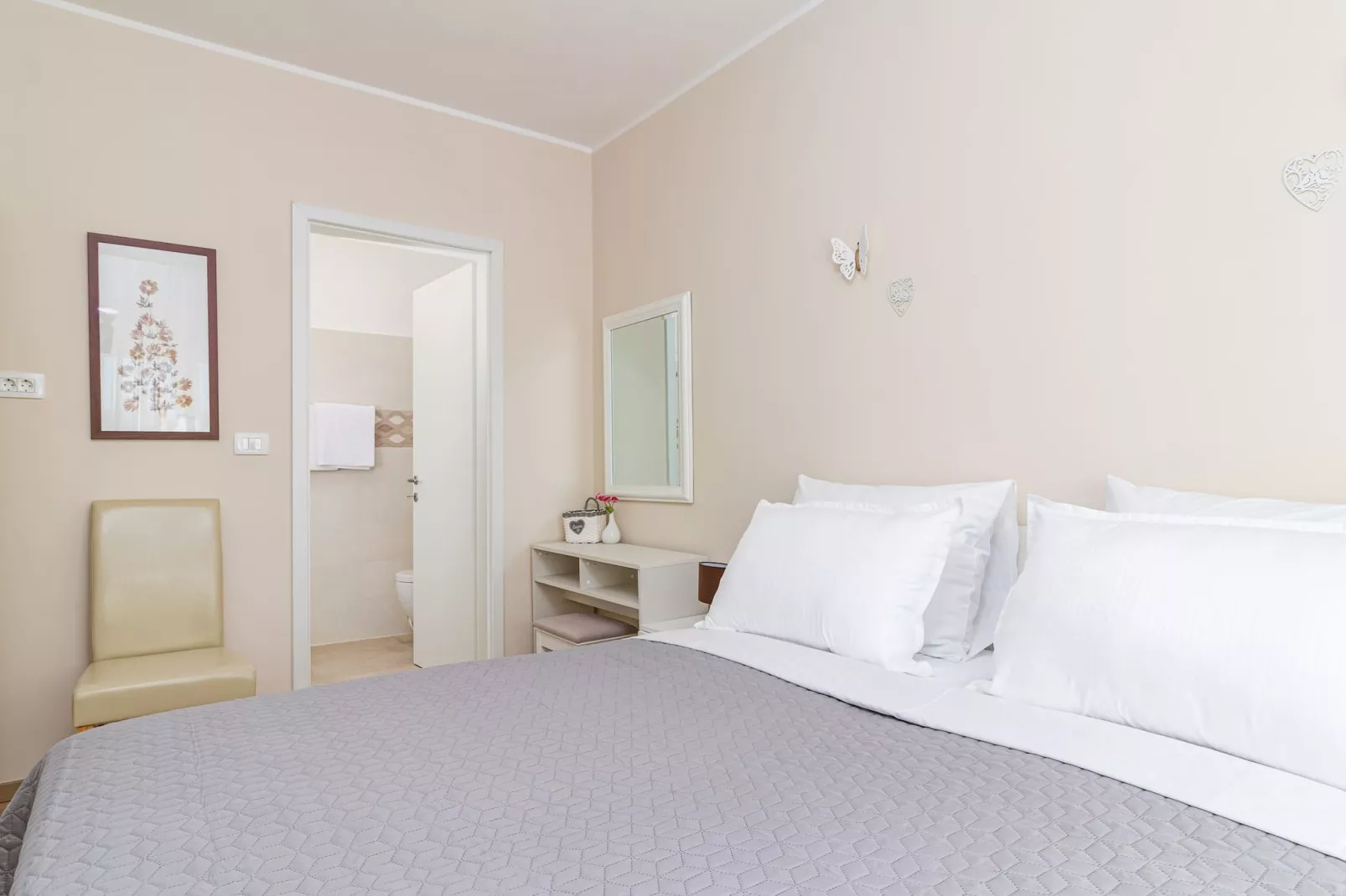 Laurus - Modern, Elegant Apartment (Rosemary)-Bedroom