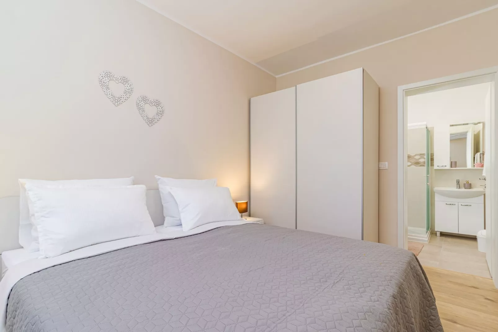 Laurus - Modern, Elegant Apartment (Rosemary)-Bedroom