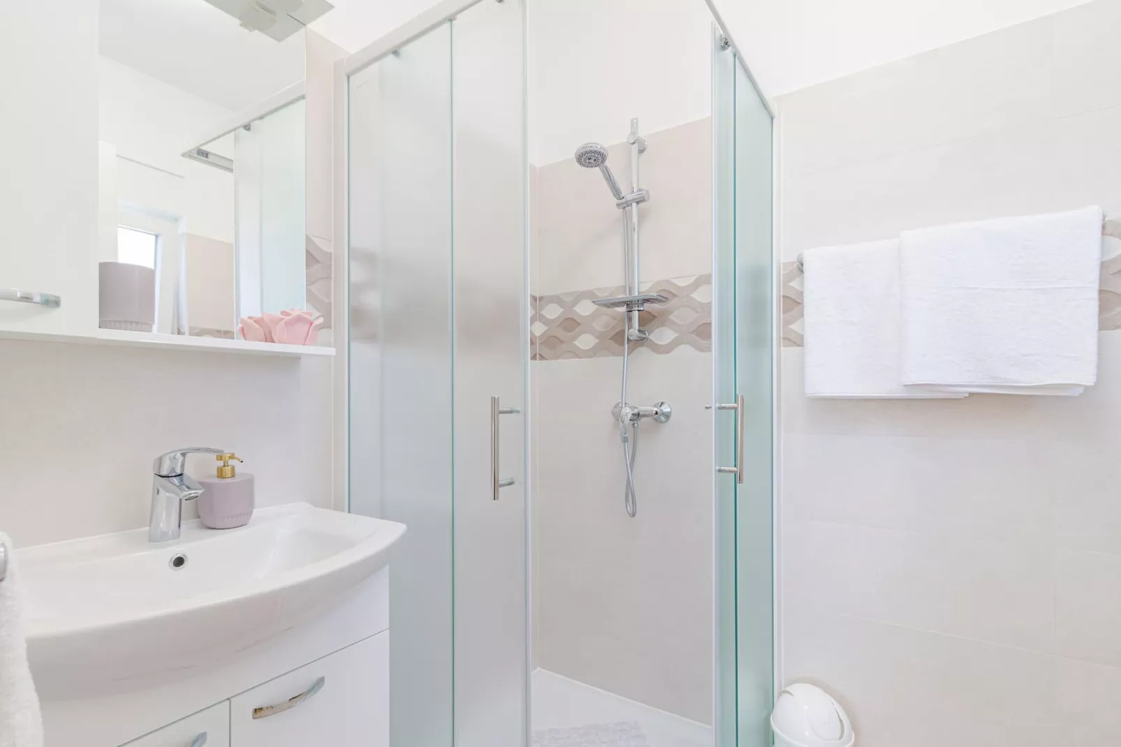 Laurus - Modern, Elegant Apartment (Rosemary)-Bathroom
