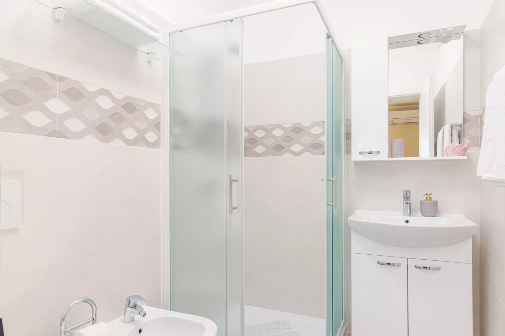 Laurus - Modern, Elegant Apartment (Rosemary)-Bathroom