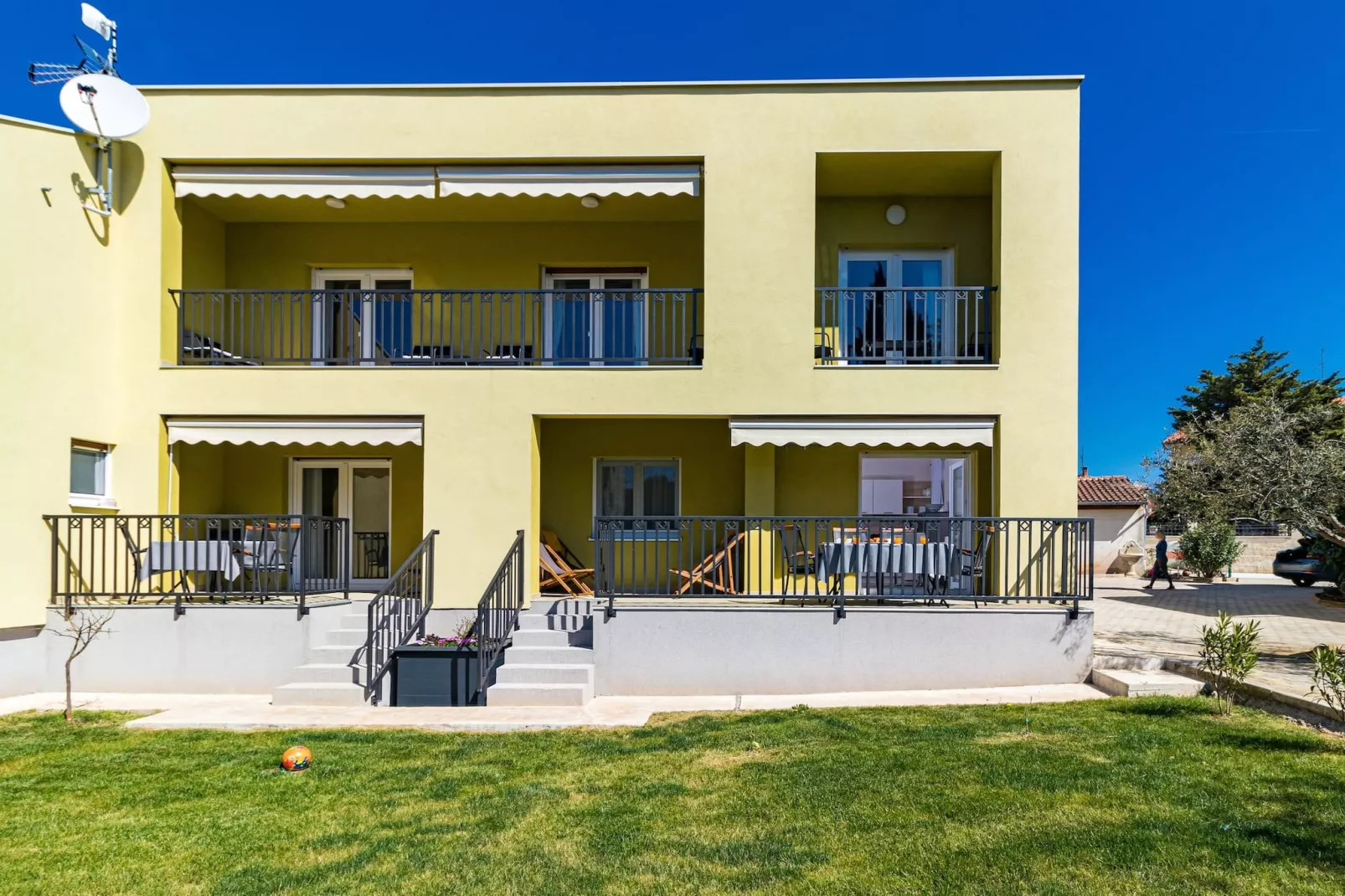 Laurus - Modern, Elegant Apartment (Rosemary)-Outdoor