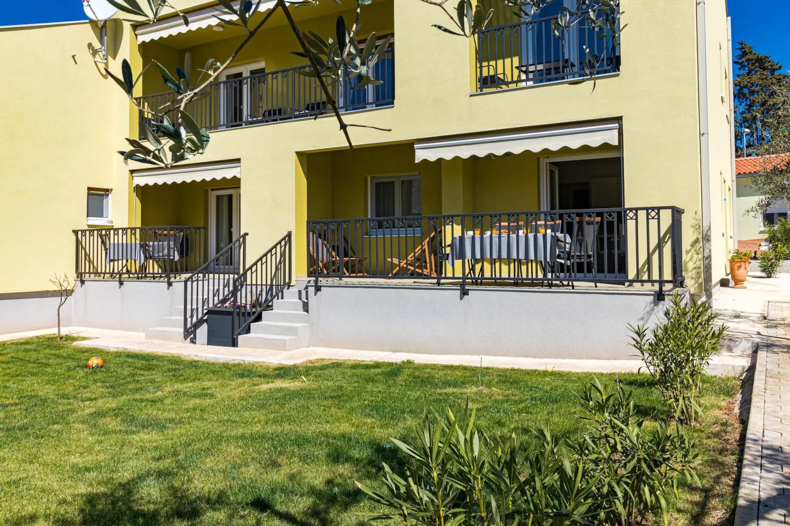 Laurus - Modern, Elegant Apartment (Rosemary)-Outdoor