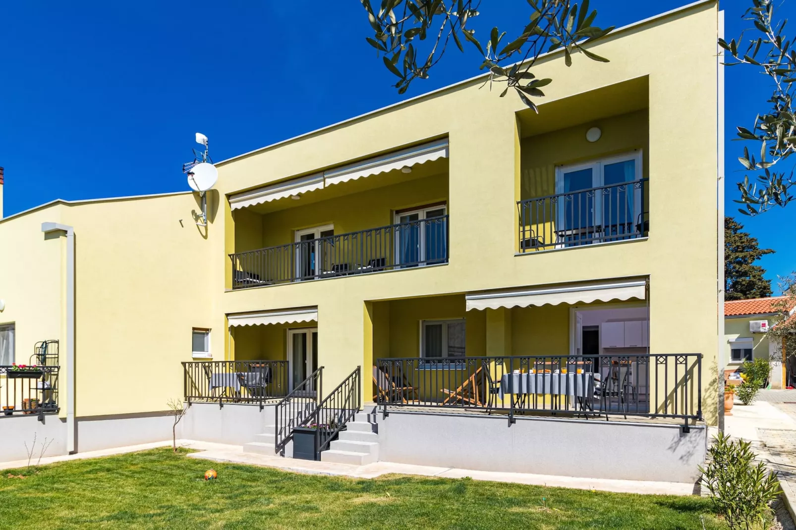 Laurus - Modern, Elegant Apartment (Rosemary)-Outdoor