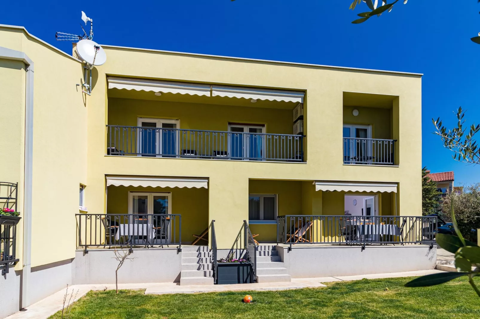 Laurus - Modern, Elegant Apartment (Rosemary)-Outdoor