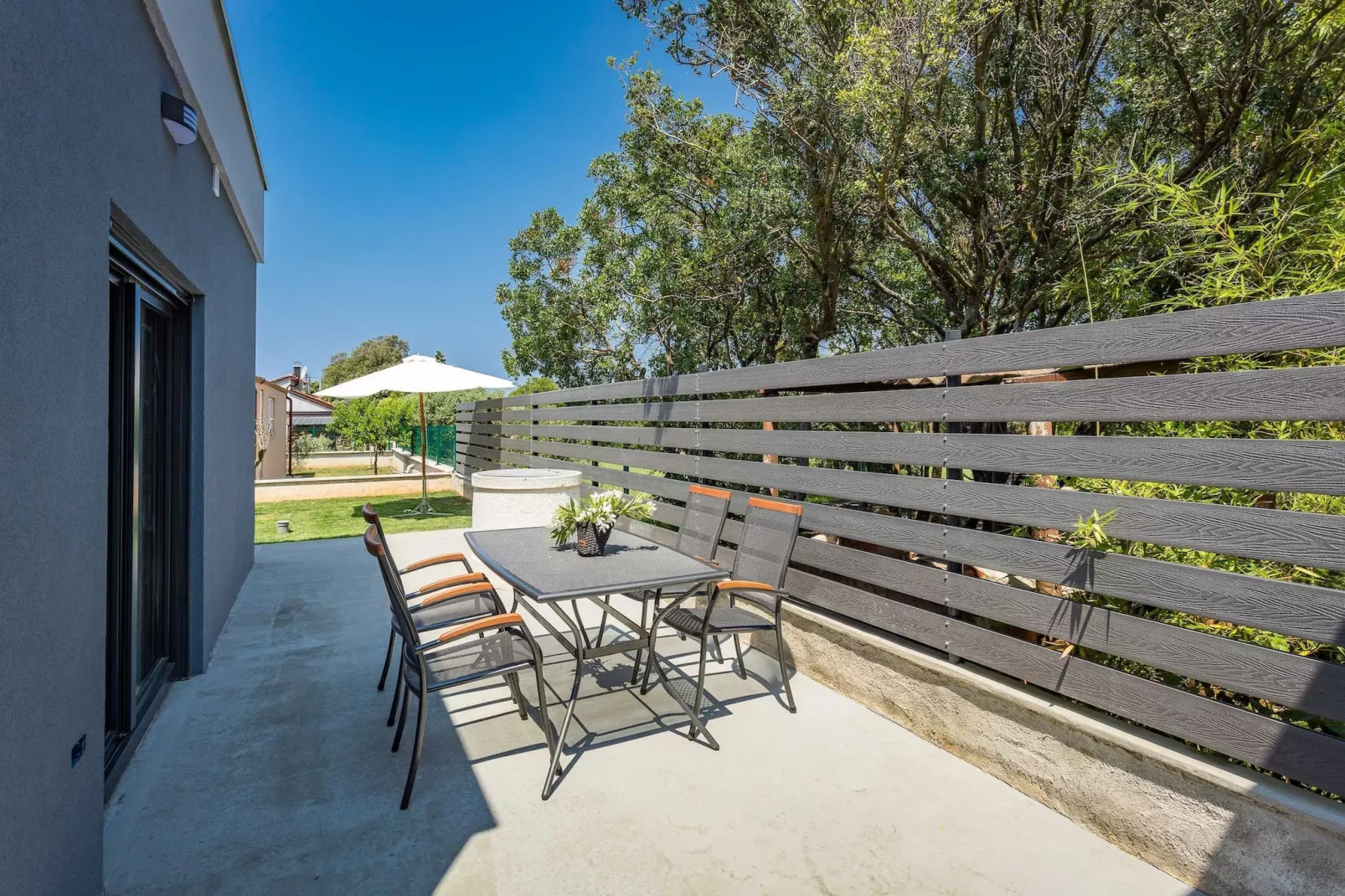 Eco - Beach House Peroj-Terrasse