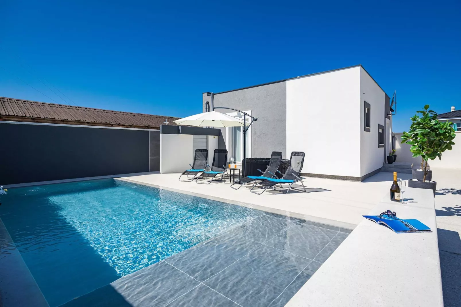 Villa Marsel (4+2) - Private Pool and Jacuzzi-Pool