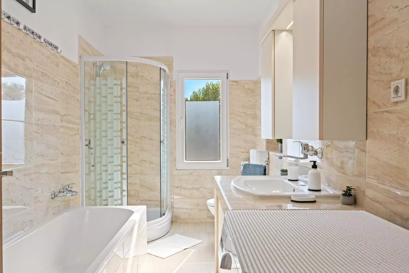 Kristijan & Jelena - Pool, Jacuzzi, Playground-Bathroom