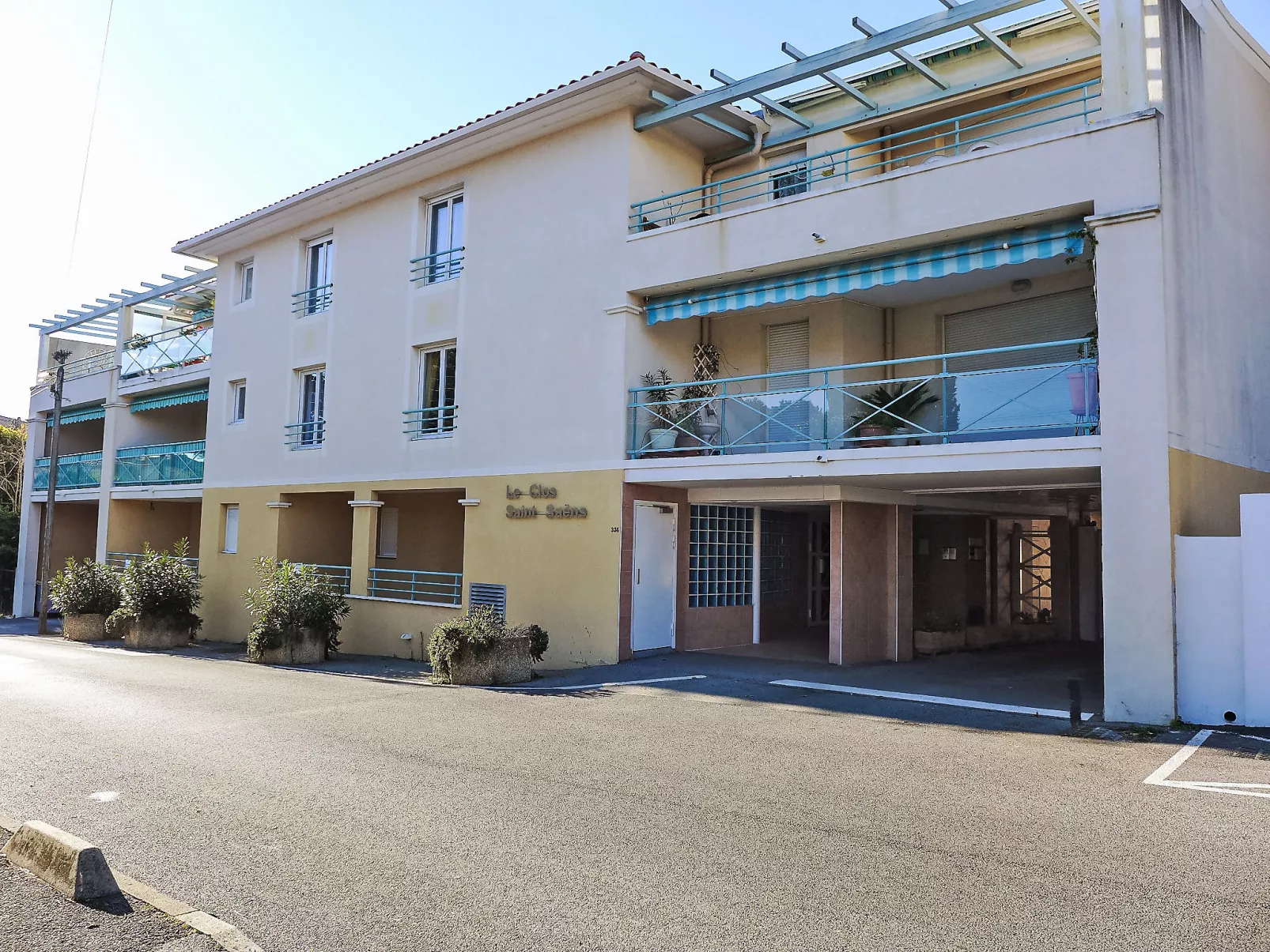 Le Clos Saint Saens-Outside