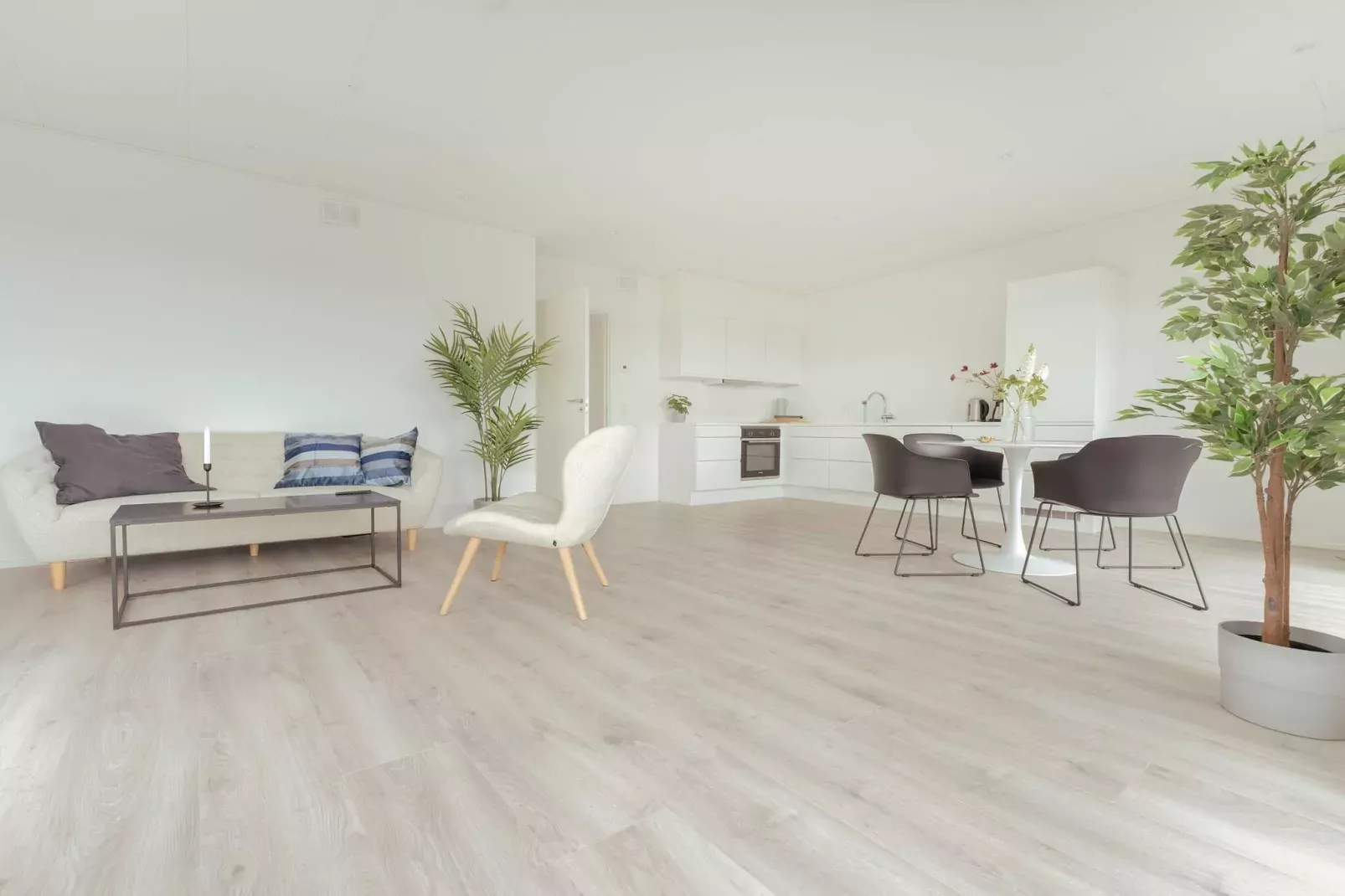 Apartment with the city and sea-views-Indoor