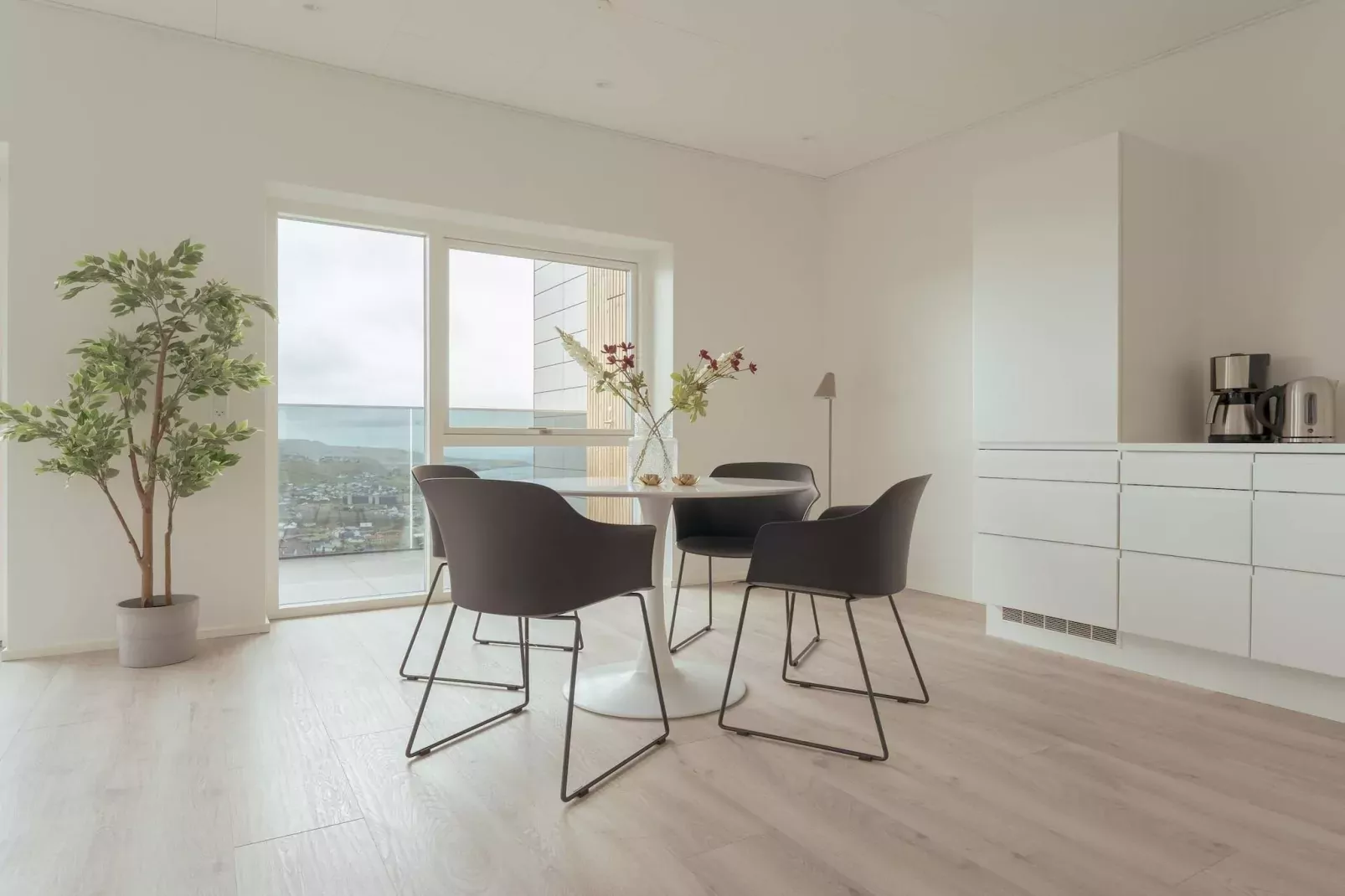Apartment with the city and sea-views-Indoor