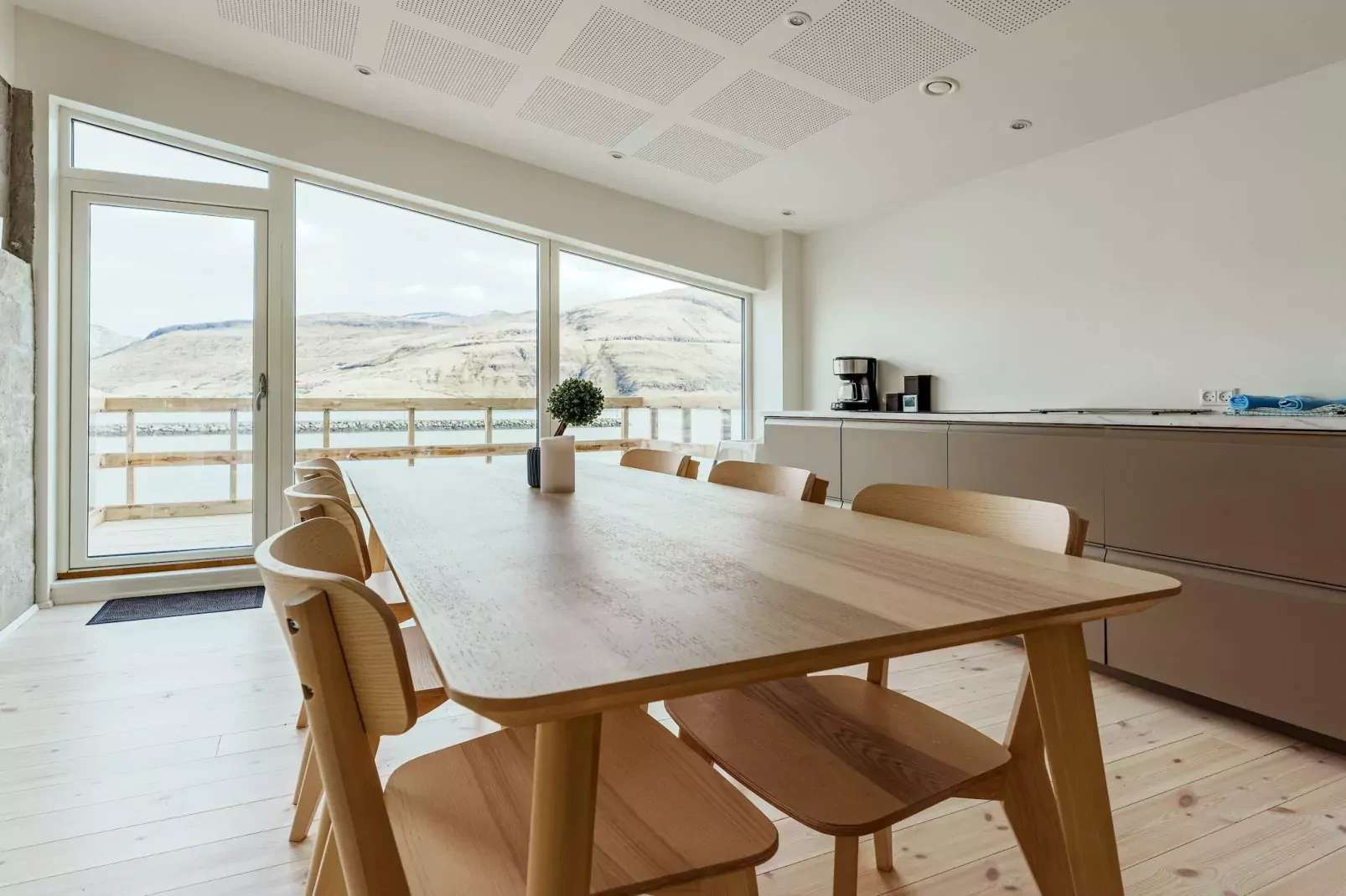 Tranquil Waterfront Gem - By Traum Ferienwohnungen-Indoor