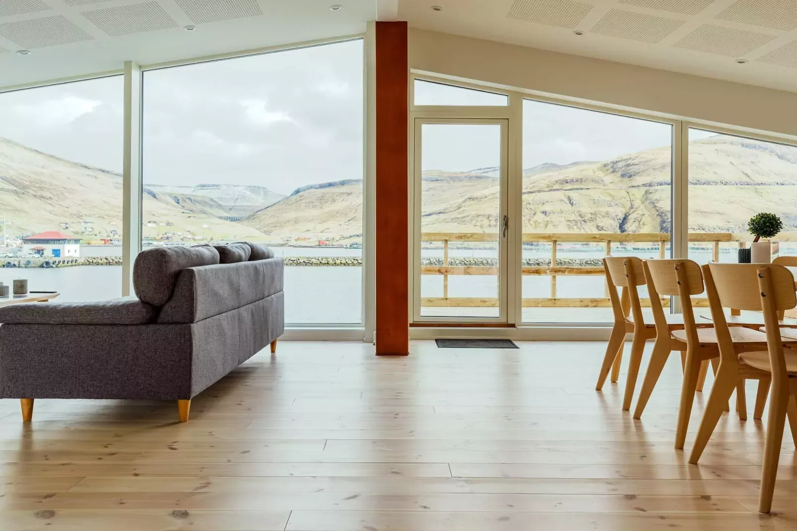 Tranquil Waterfront Gem - By Traum Ferienwohnungen-Indoor