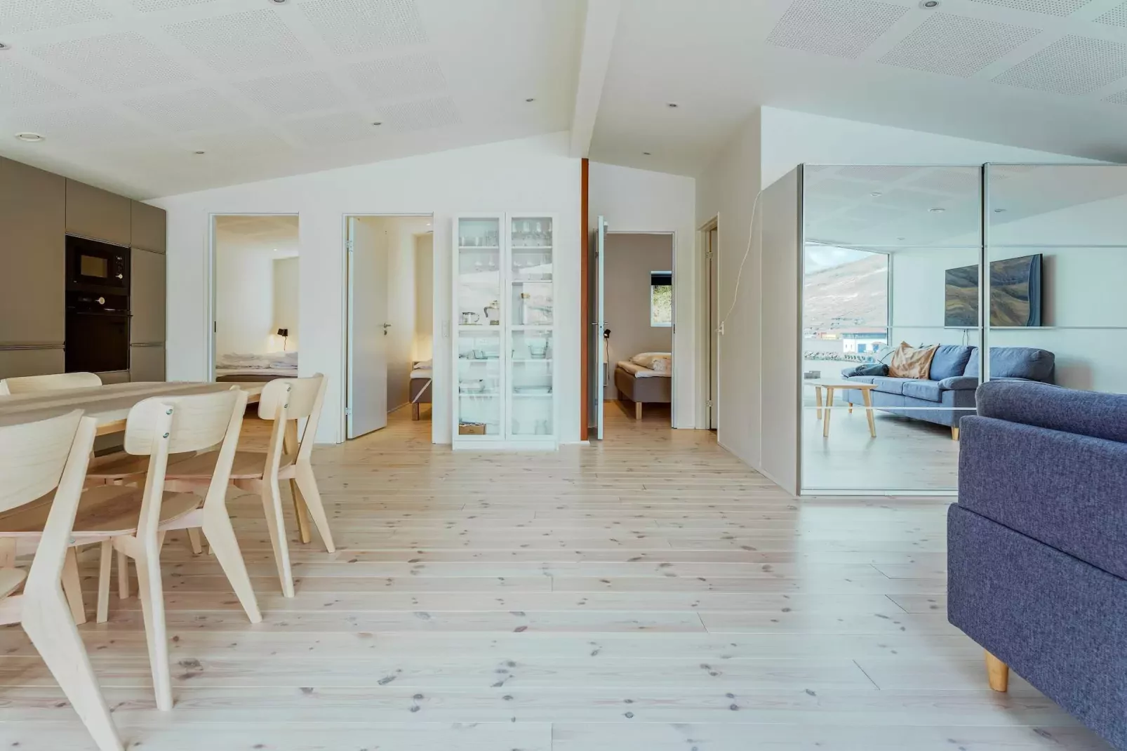 Tranquil Waterfront Gem - By Traum Ferienwohnungen-Indoor