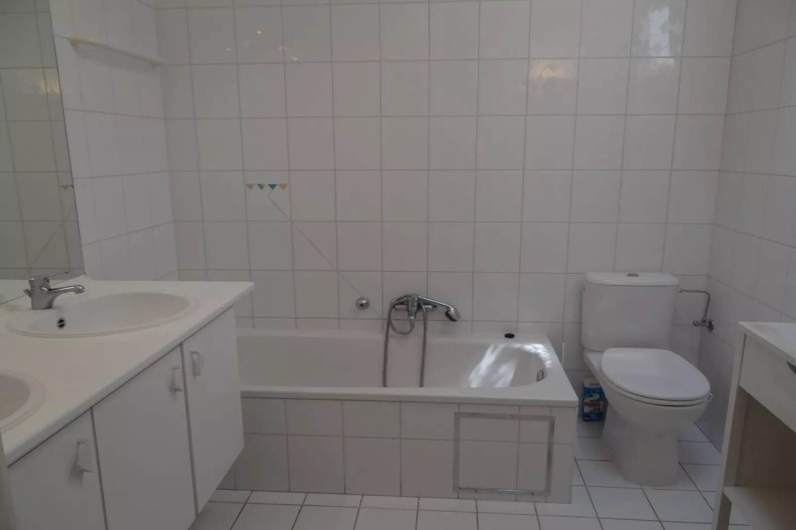SCORPIO BI-Bathroom