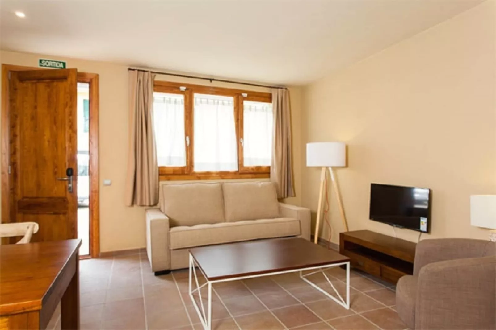 PETIT PALS 103 - LLAFRANC-Living room