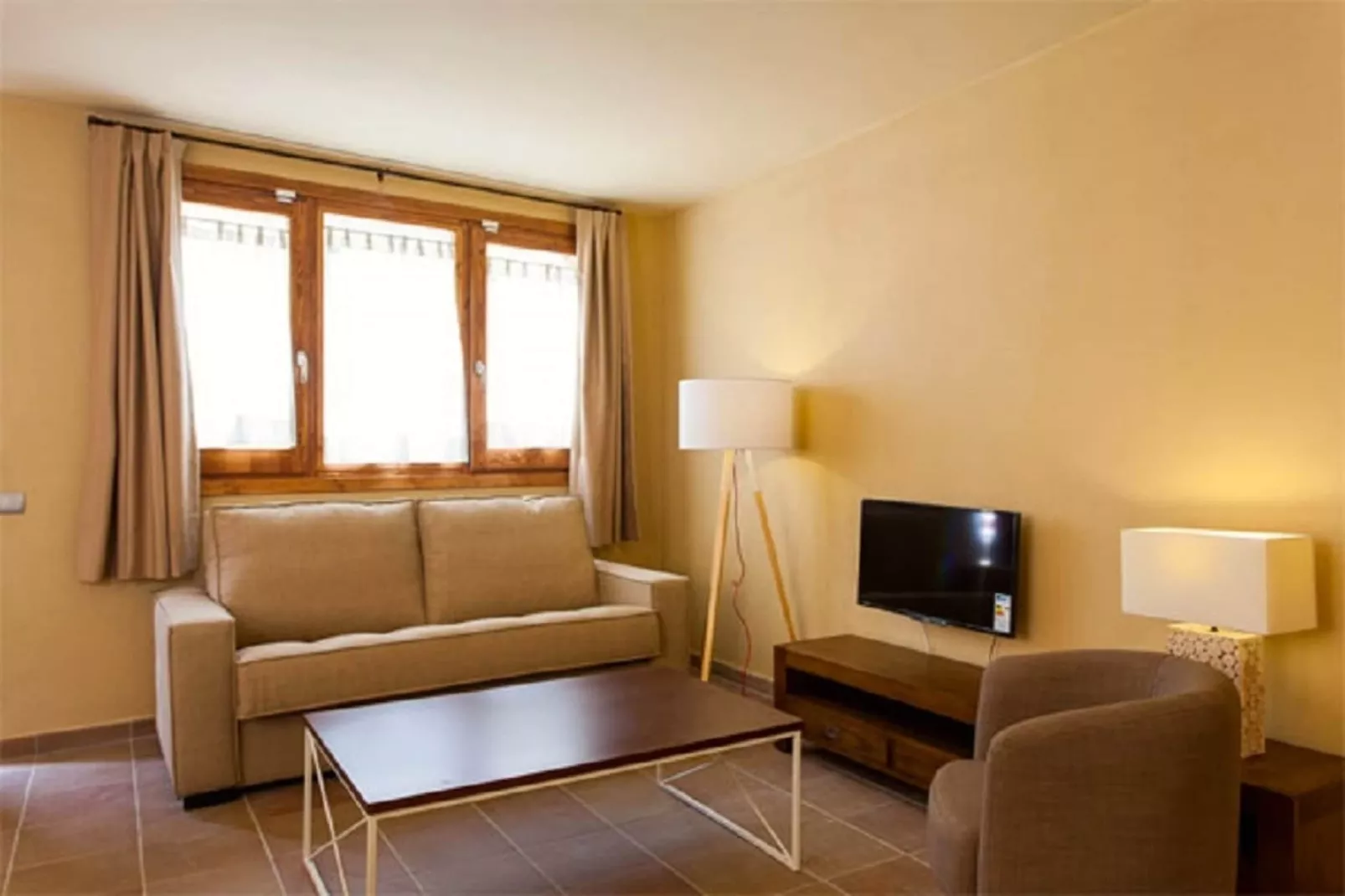 PETIT PALS 103 - LLAFRANC-Living room
