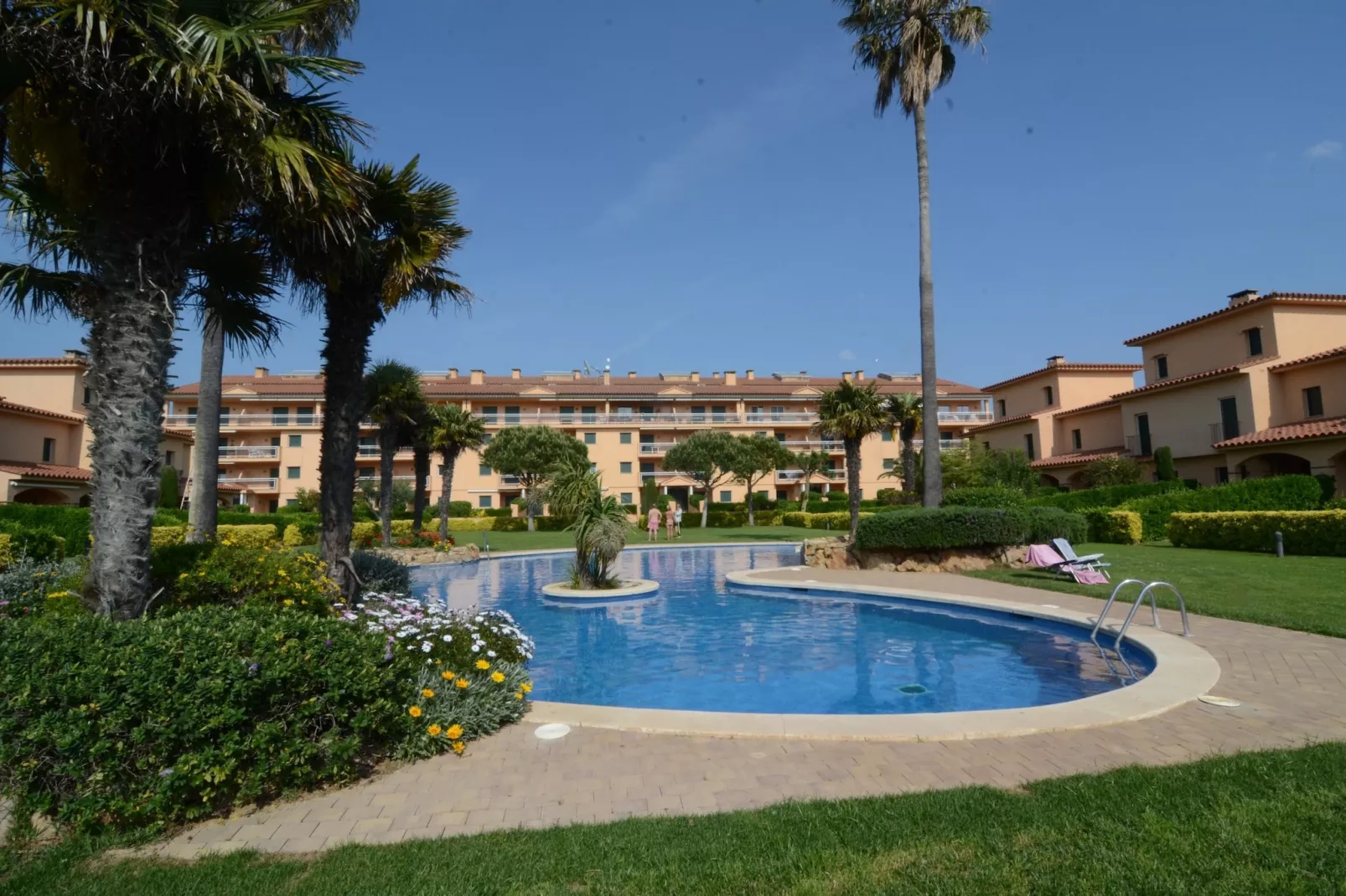 PORT PALS E 202-Pool
