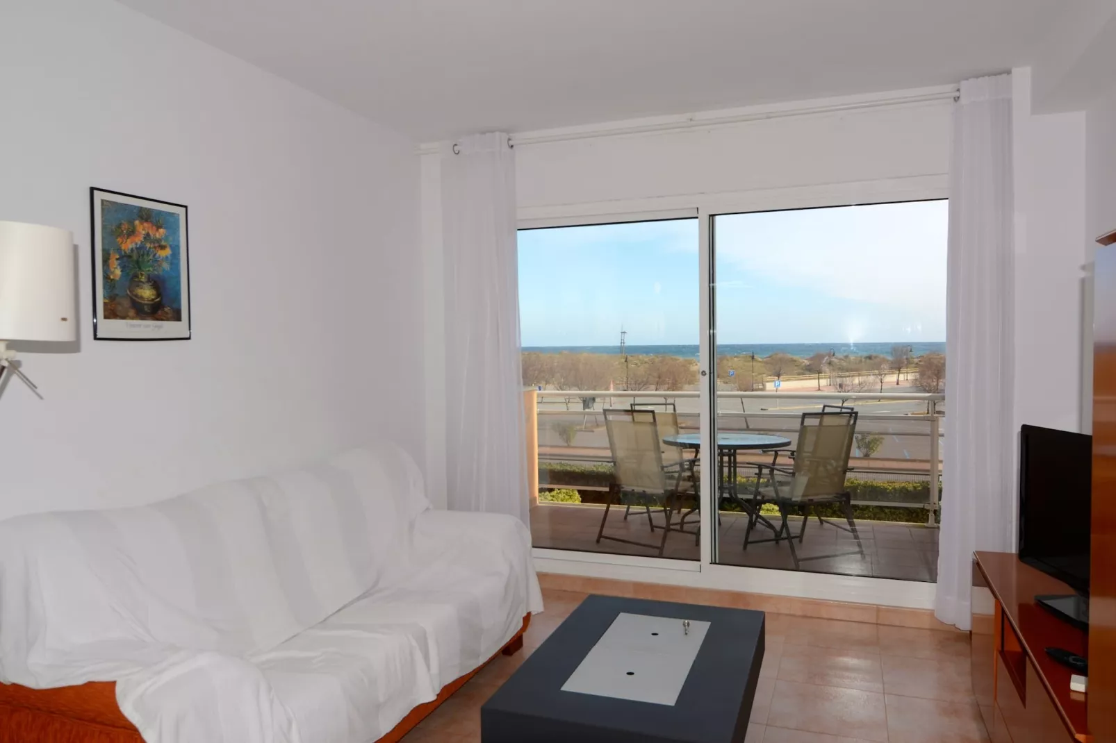 PORT PALS E 202-Living room