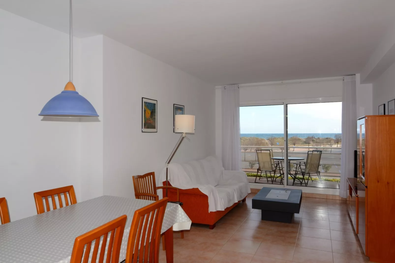 PORT PALS E 202-Living room