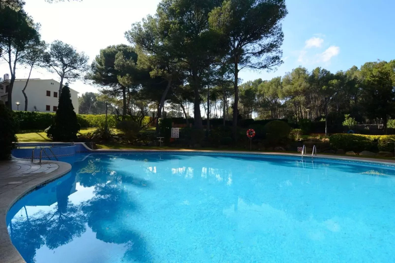 PUIG SA GUILLA I C B-3-Schwimmbad