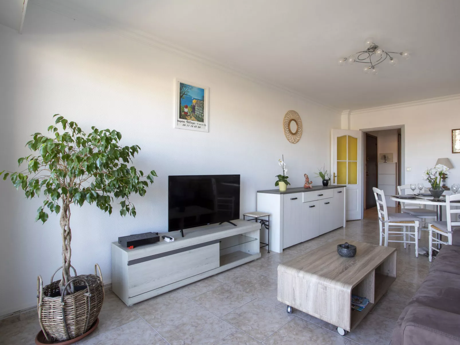 Le Cagnes Beach-Inside