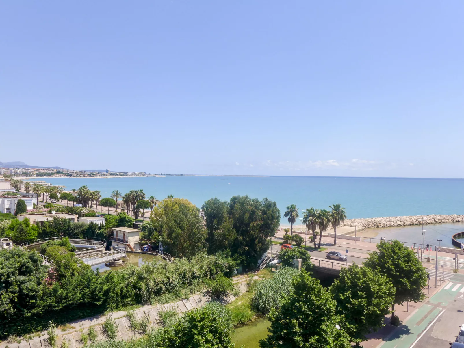Le Cagnes Beach-Outside