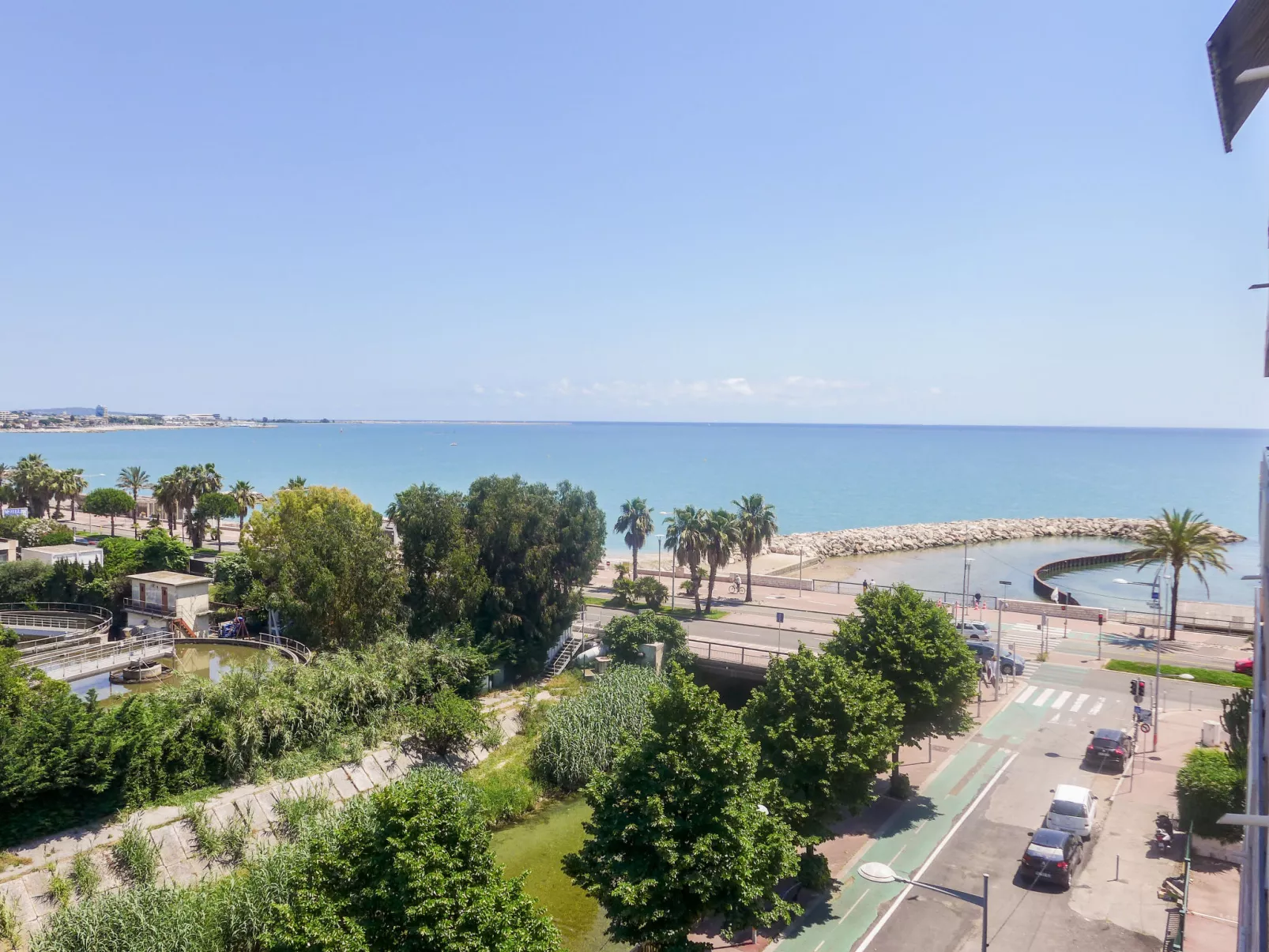 Le Cagnes Beach-Outside