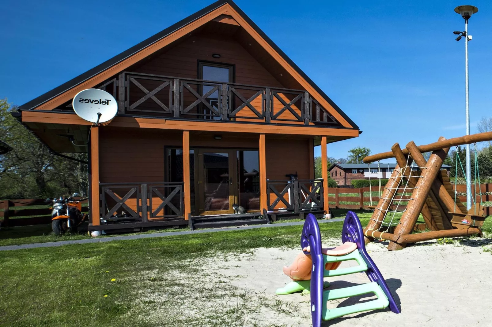 House overlooking the lake-Exterior summer
