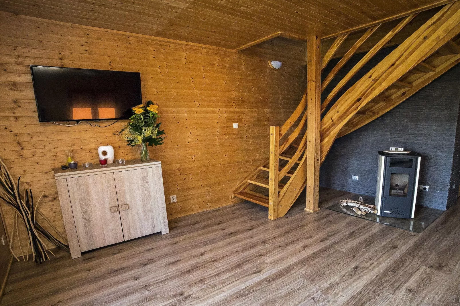 House overlooking the lake-Reception hall