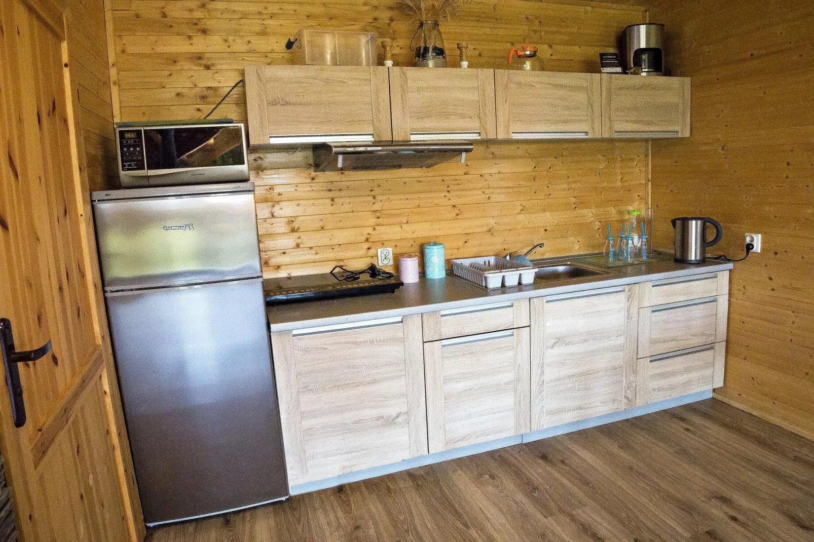 House overlooking the lake-Kitchen