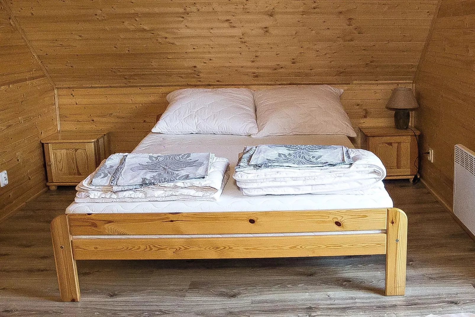 House overlooking the lake-Bedroom