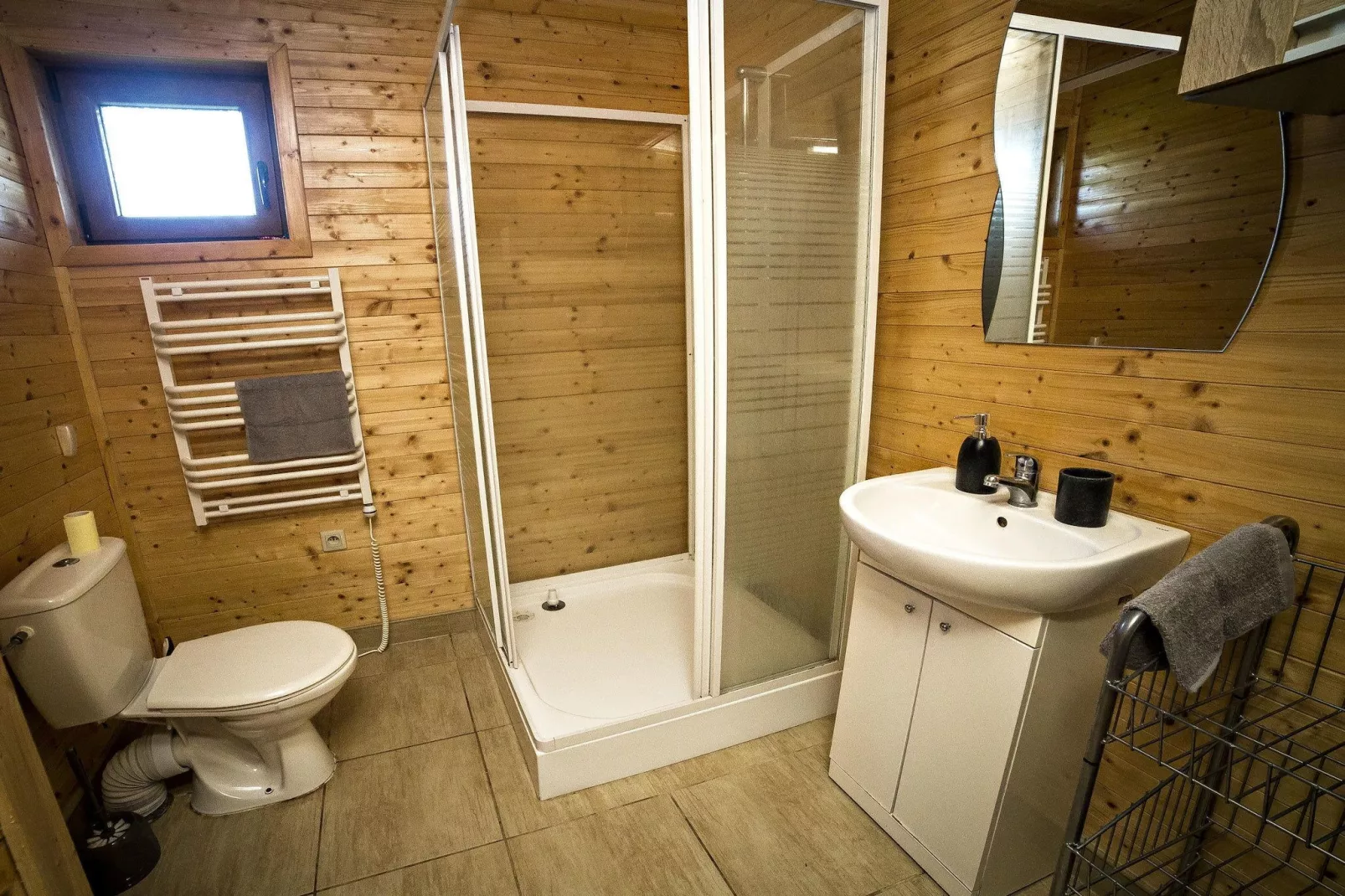 House overlooking the lake-Bathroom