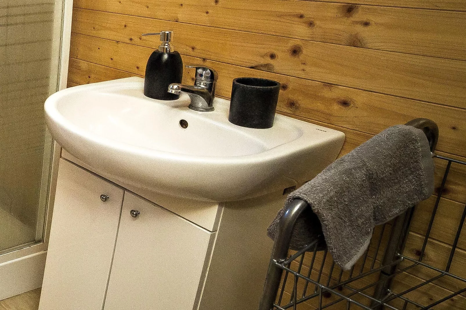 House overlooking the lake-Bathroom