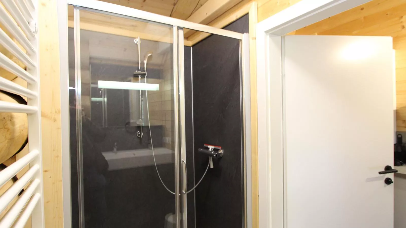 Jenig 4B-Badezimmer
