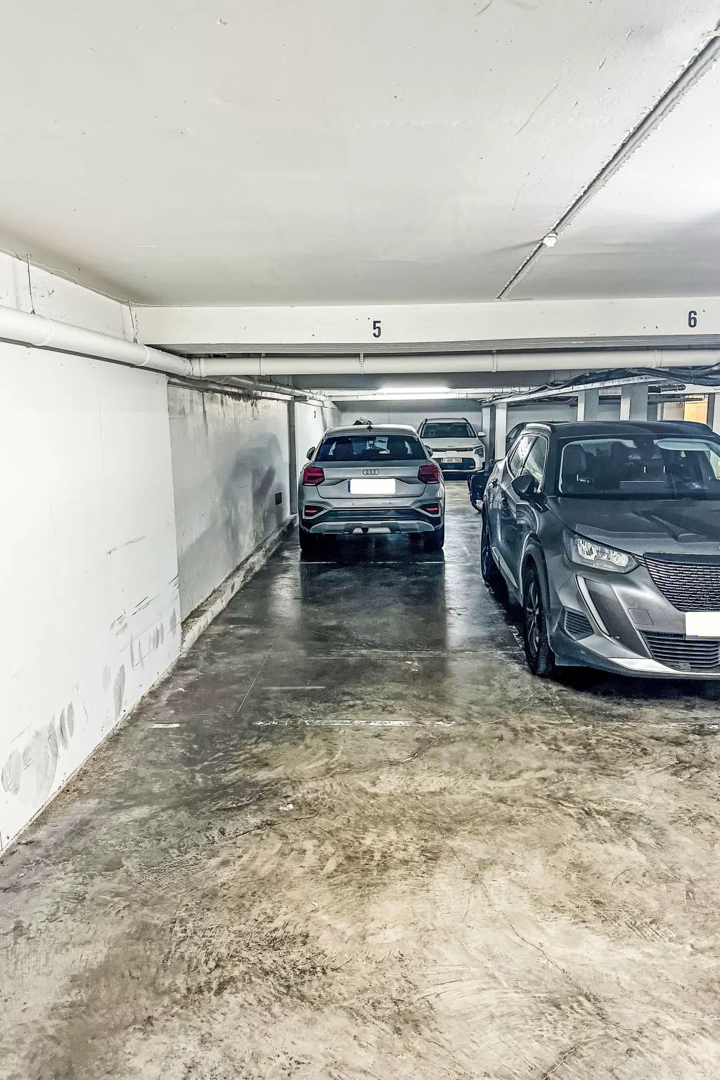 Chateauneuf with parking-Inside