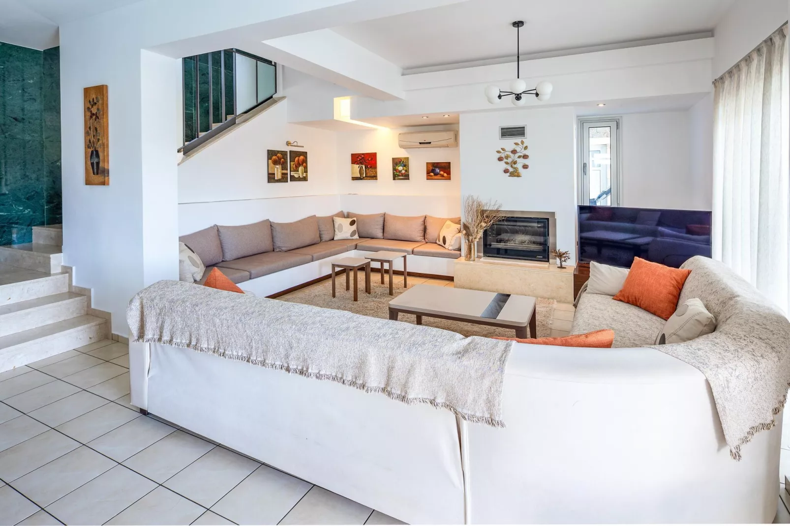 Villa Friends with private pool-Living room