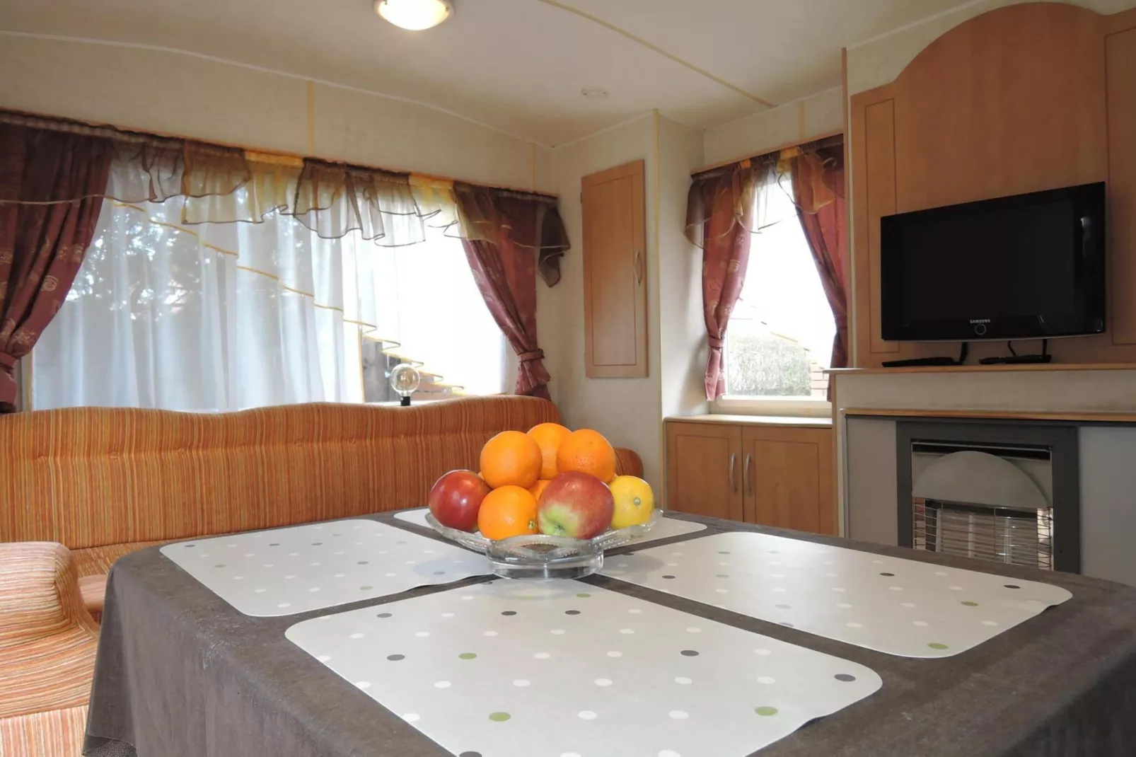 Bungalow in Rogowo by Mrzezyno-Dining room