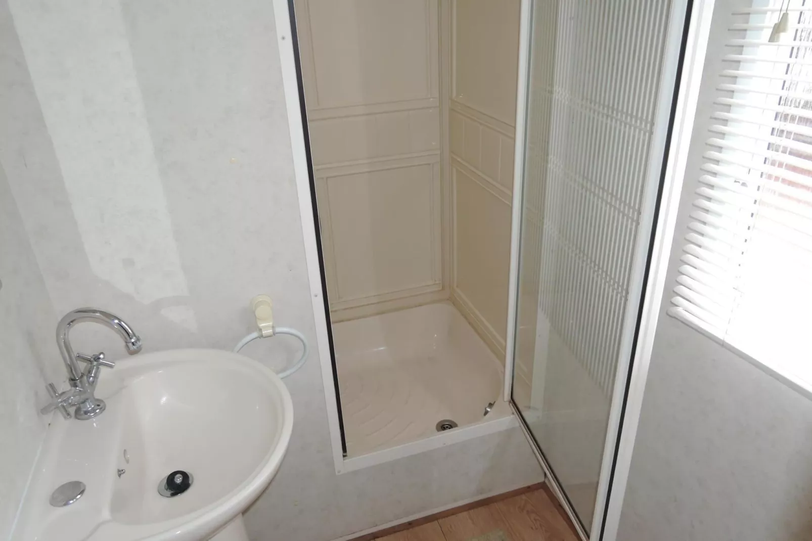 Bungalow in Rogowo by Mrzezyno-Bathroom