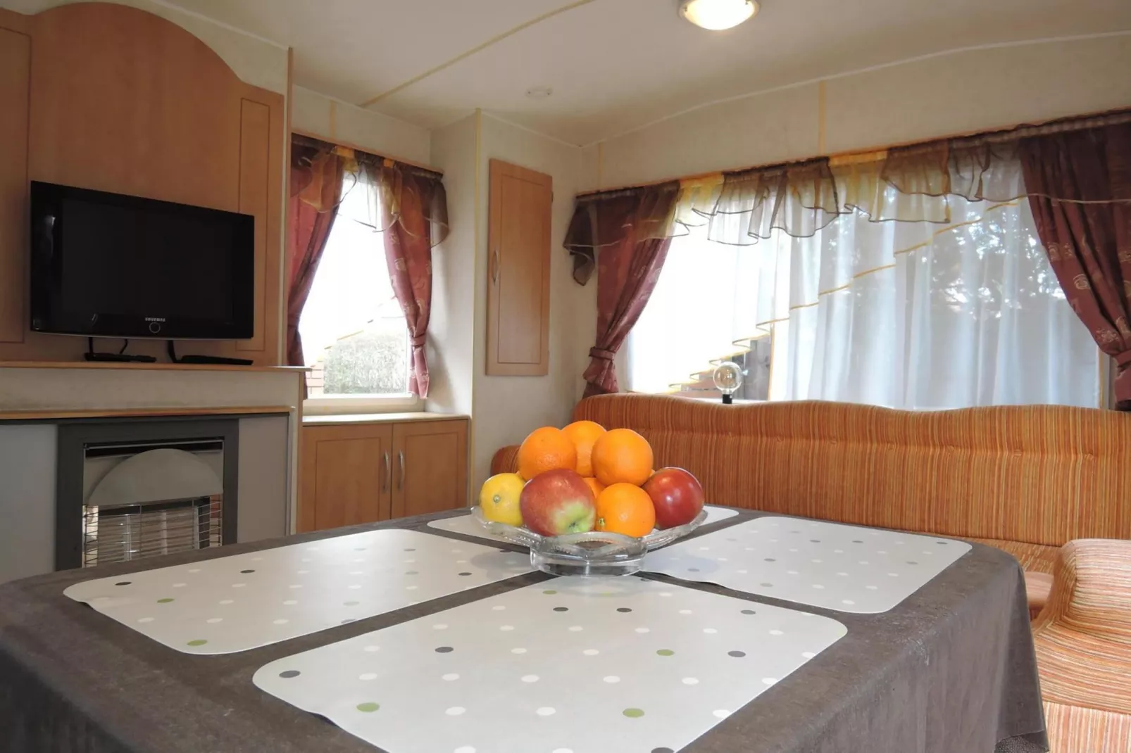 Bungalow in Rogowo by Mrzezyno-Dining room