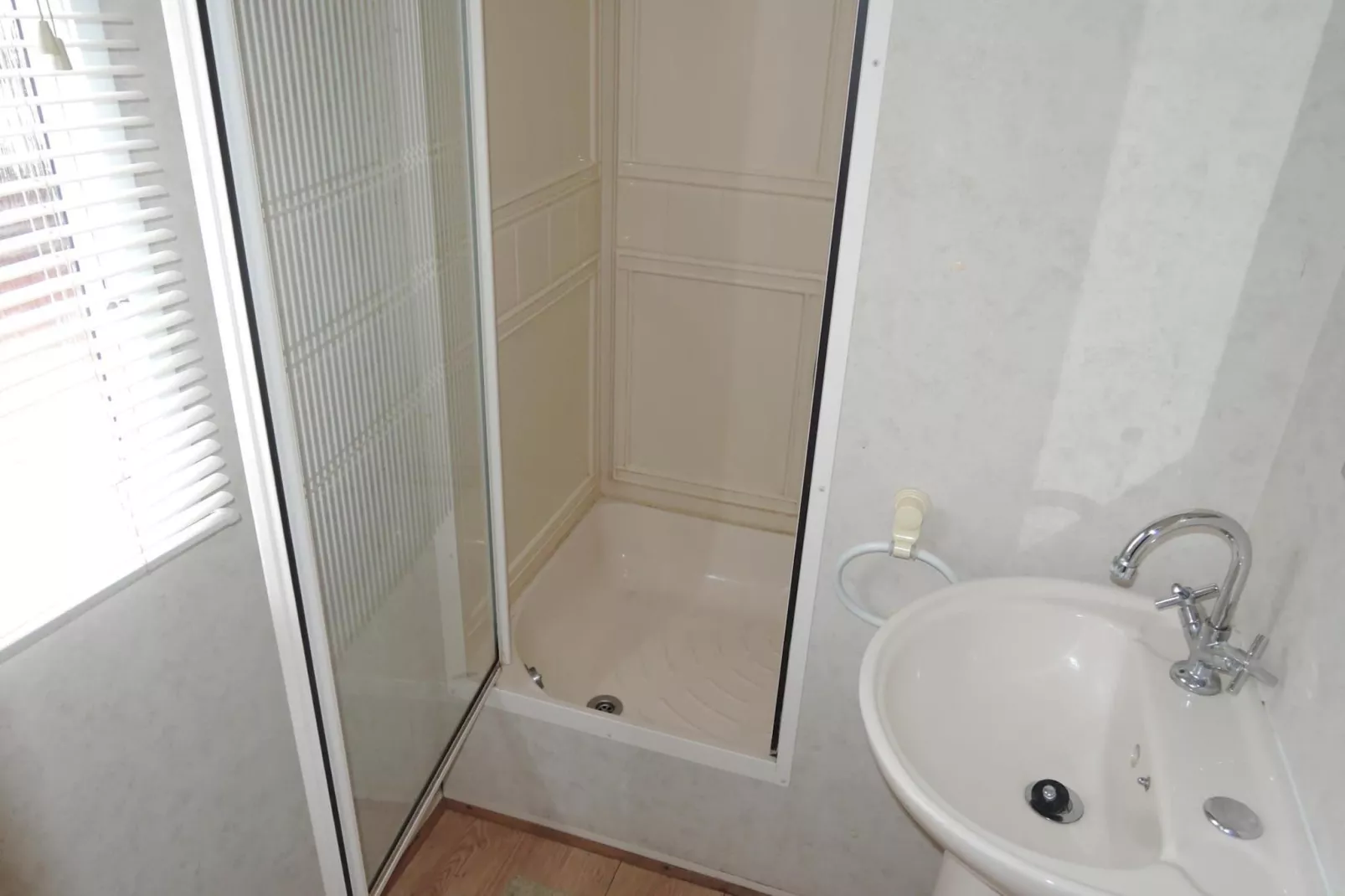 Bungalow in Rogowo by Mrzezyno-Bathroom
