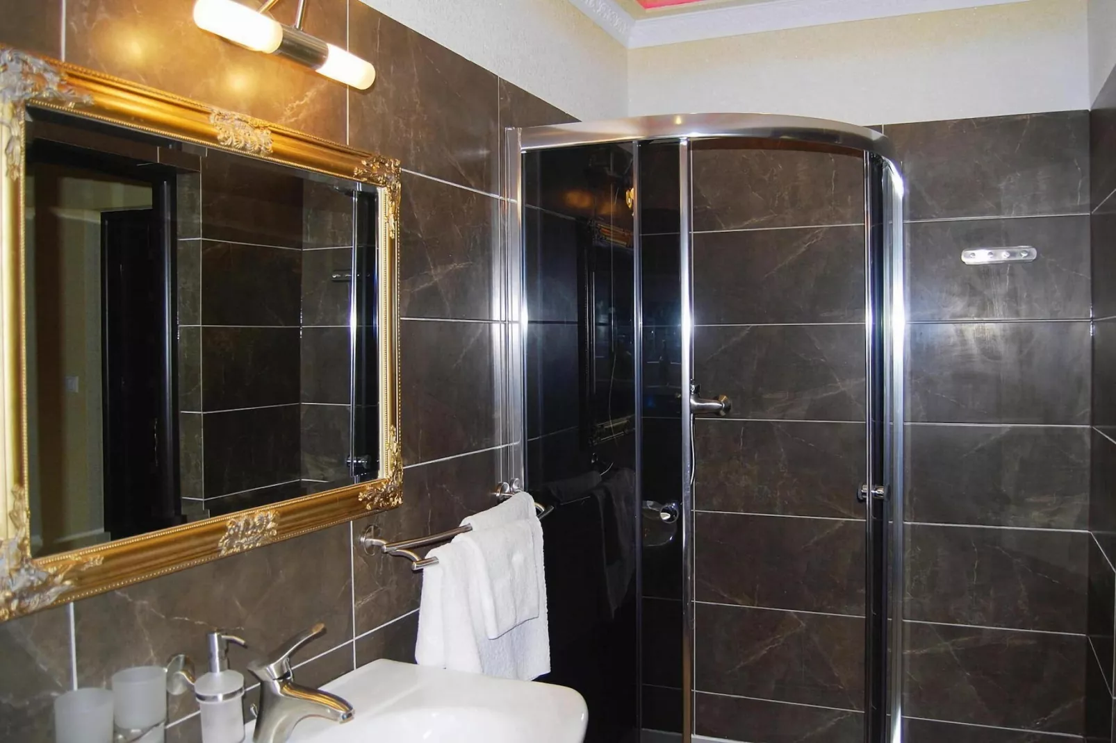Dom wakacyjny z basenem dla 7 osób Sieciemin-Bathroom