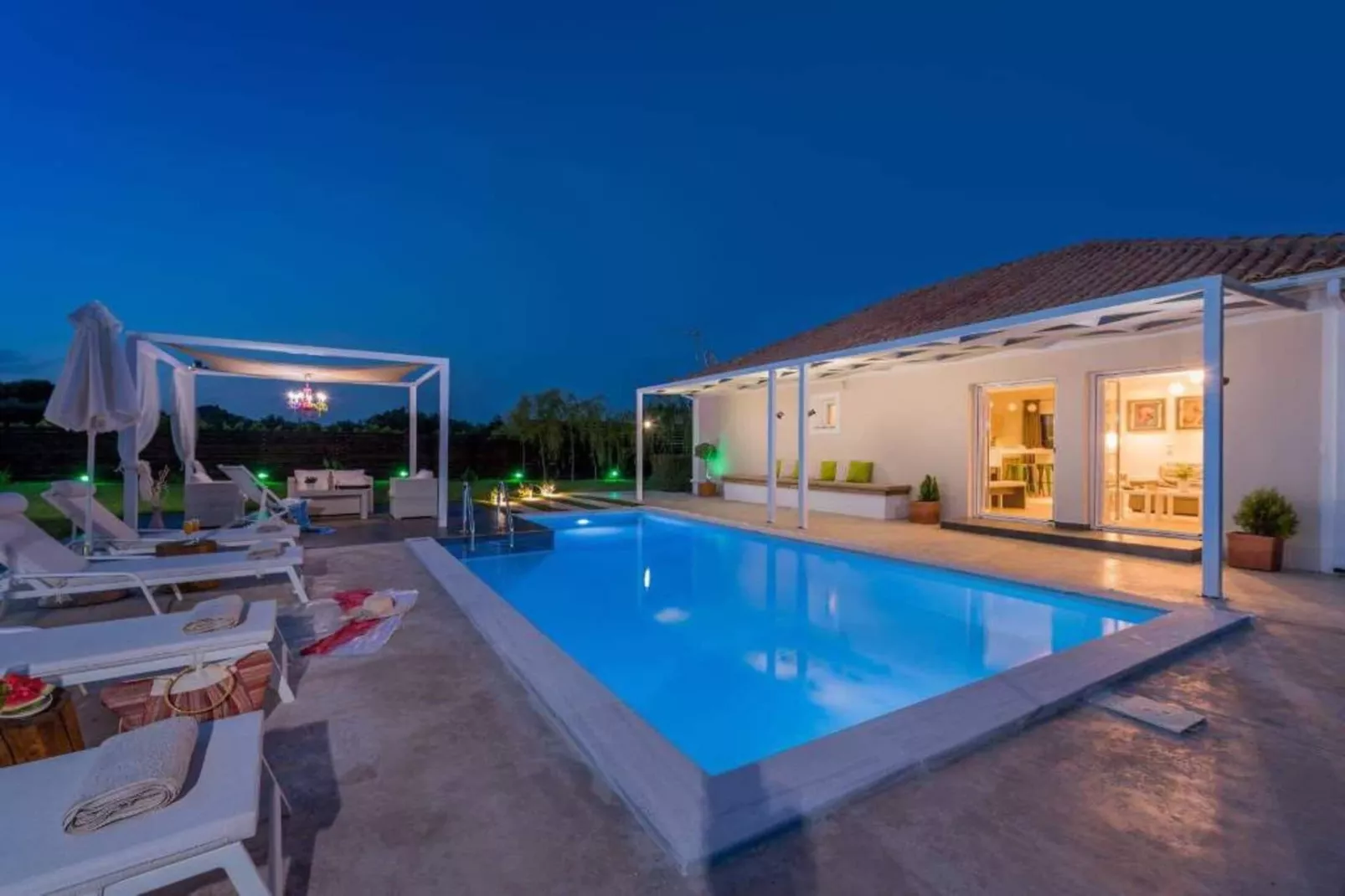 Madini Luxury villa with private Heated pool-Schwimmbad