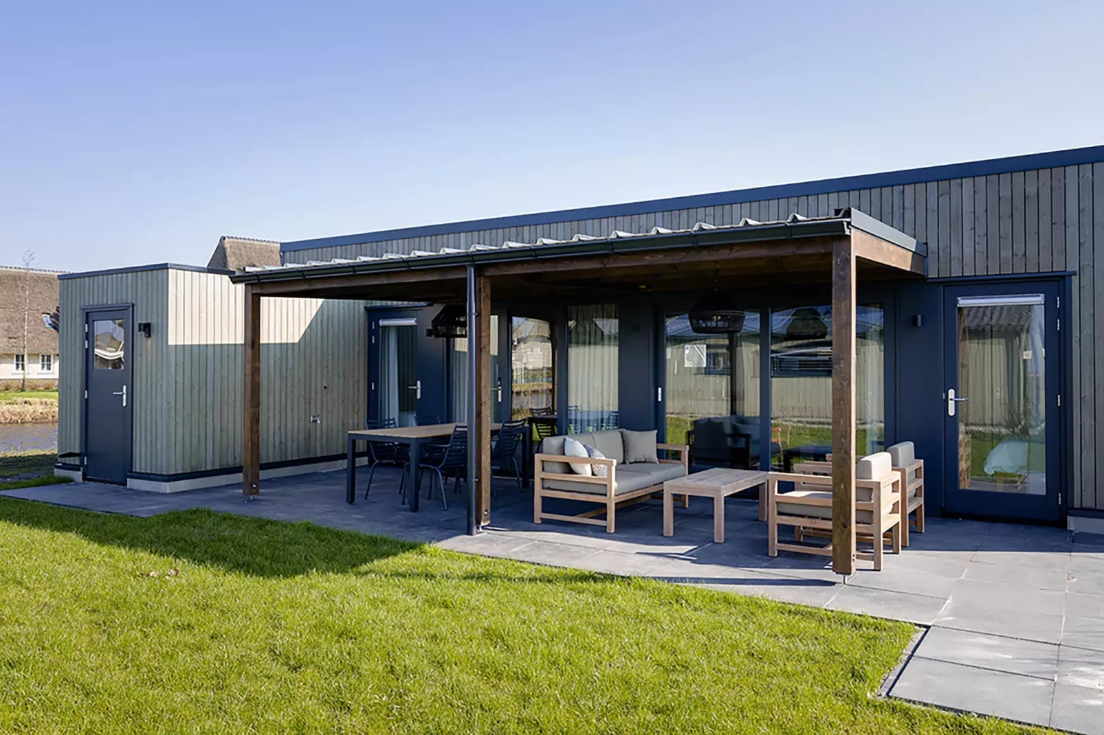 Docklodge 28-Exterior summer