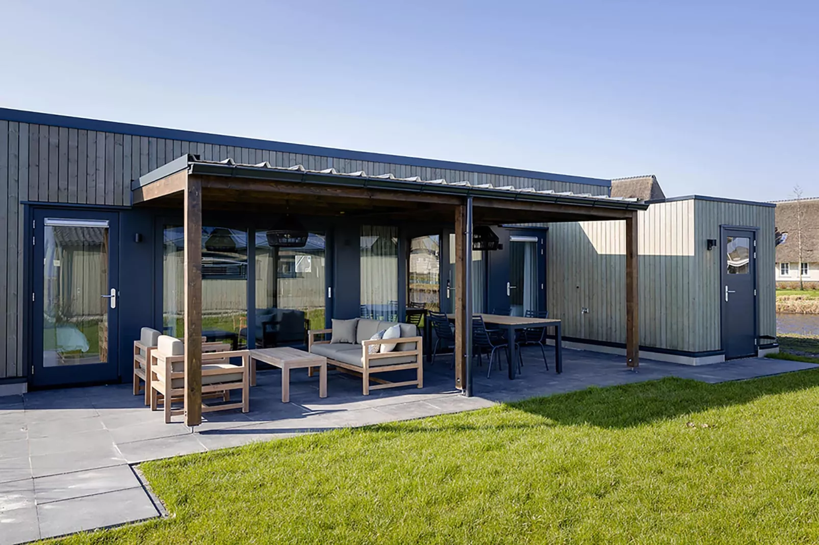 Docklodge 28-Exterior summer