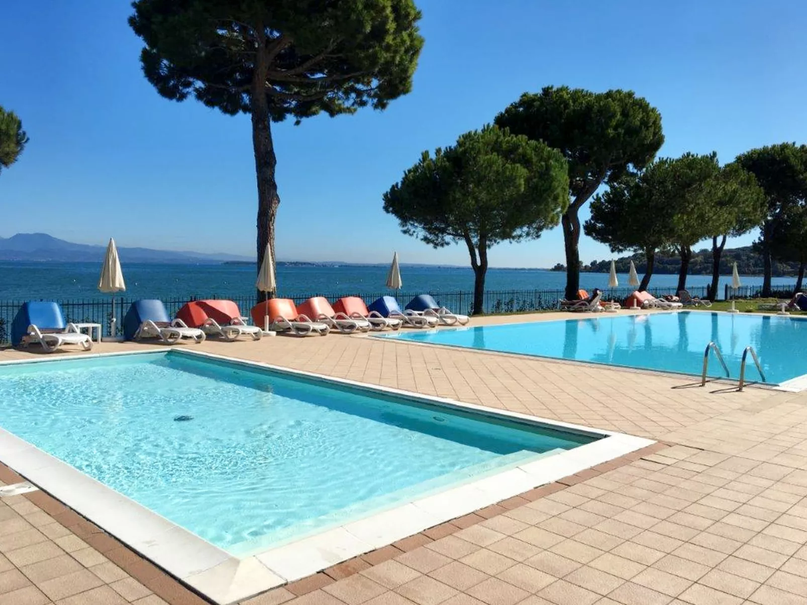 Front Lake Resort Le Corti del Lago