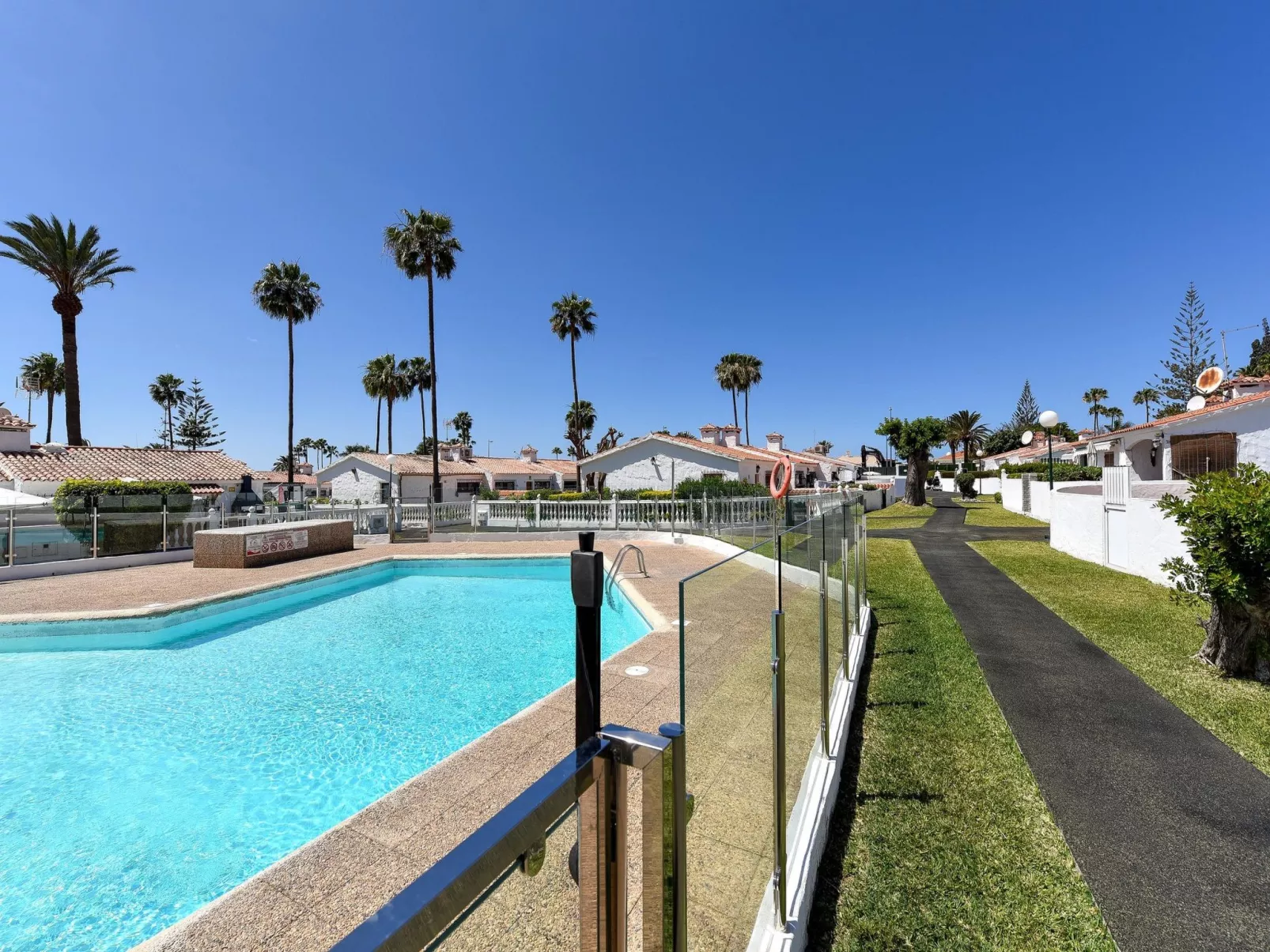 Santa Barbara EMB5-Outside
