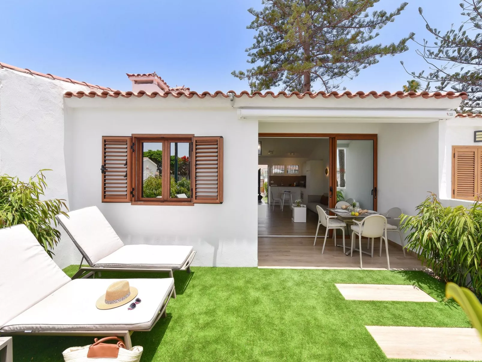 Santa Barbara EMB5-Outside